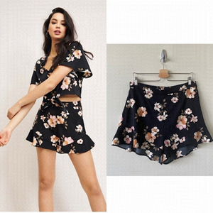 DYNAMITE-HIGH Rise Ruffle Hem Floral Shorts (Size:Large)